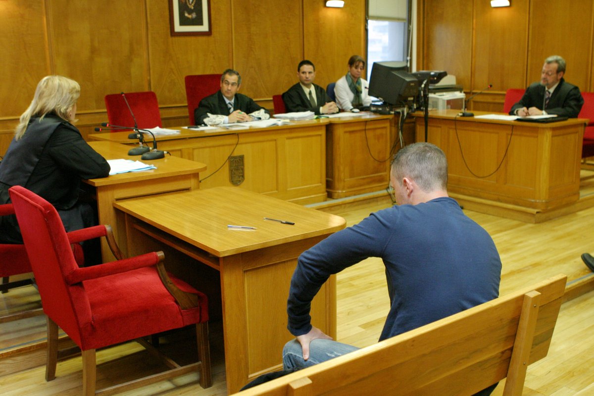 Abogacia_es's tweet photo. Un paso más en los supuestos de suspensión de vistas por enfermedad y maternidad 👉Aplazan macrojuicio cuatro meses porque una abogada está a punto de dar a luz y otra se ha roto una pierna https://t.co/9Hus2GiACr https://t.co/tTFiBL2iF6