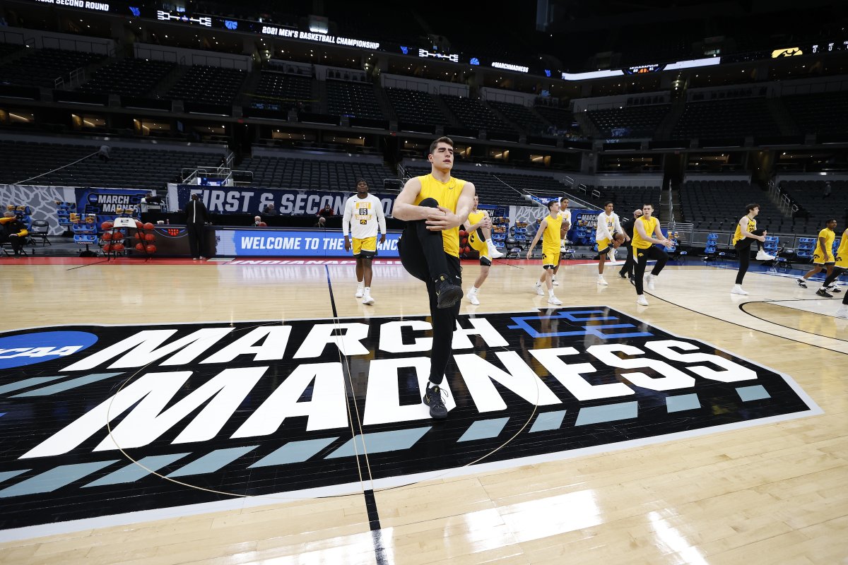 IowaHoops's tweet photo. RT if you are taking a 2-hour lunch break today. #Hawkeyes 😉 https://t.co/TooVEuRGxj