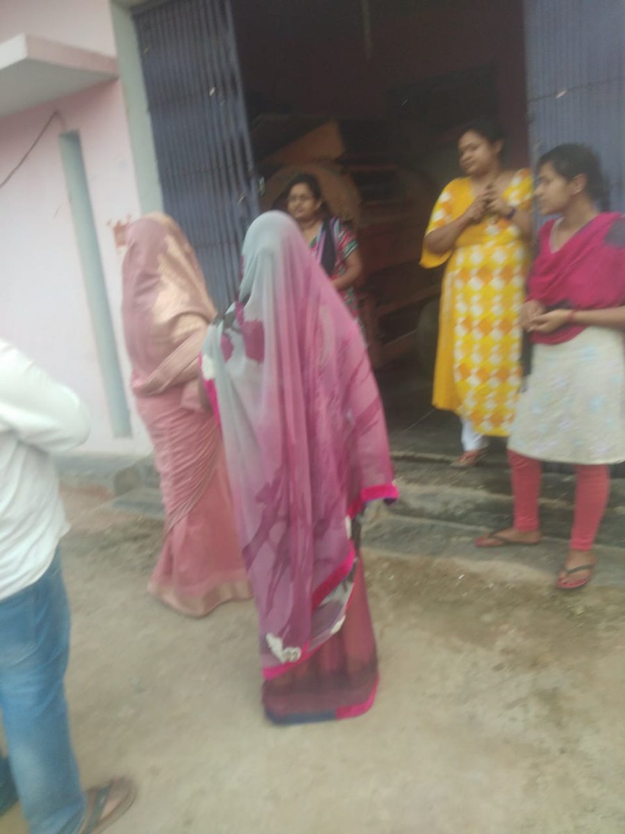 SonyCha63898310's tweet photo. Aaj Main Apne 21 ward number Kaushambi Mein Jan Sampark Kiya https://t.co/koM791PbwP