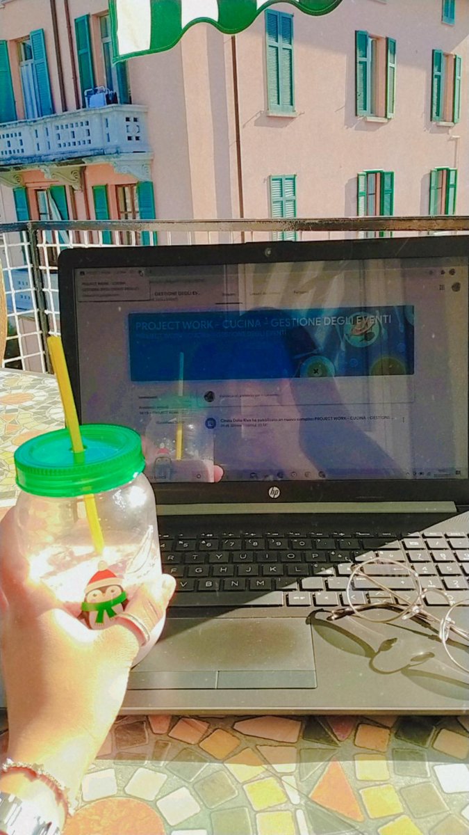 Johafloresss's tweet photo. Oggi la mia classe ha iniziato a fare stage, ma dato che molte aziende sono chiusi per i decreti delle zone, molti compagni come me sono a casa ad eseguire un #projectwork.
E come non godersi di queste bellisime giornate di sole  al terrazzo con buon #frappèallafragola.
@ComoCfp https://t.co/6obrhYZuh8