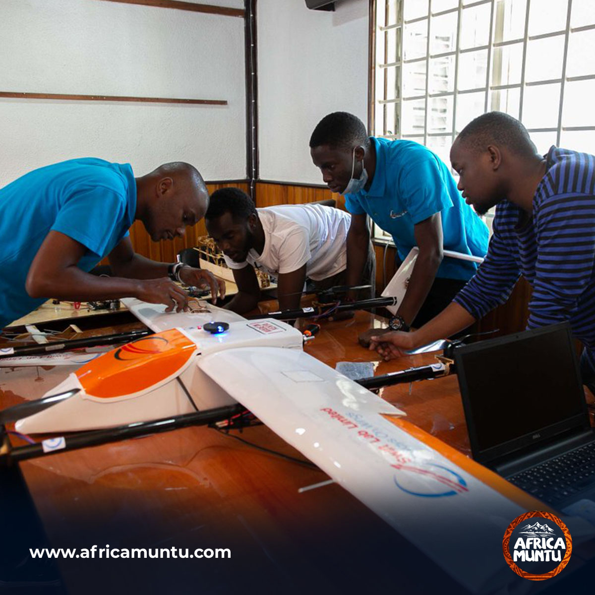 africa_muntu's tweet image. La #startup du #Kenya #SwiftLab apportent des produits médicaux vers les zones enclavées.
.
@SwiftLabAi  offre 2 drones pour transporter jusqu&apos;à 40 kg de charge sur 70 km. Le désir du cofondateur James Munyoki Kiua est de faire profiter son pays natal des connaissances acquises.