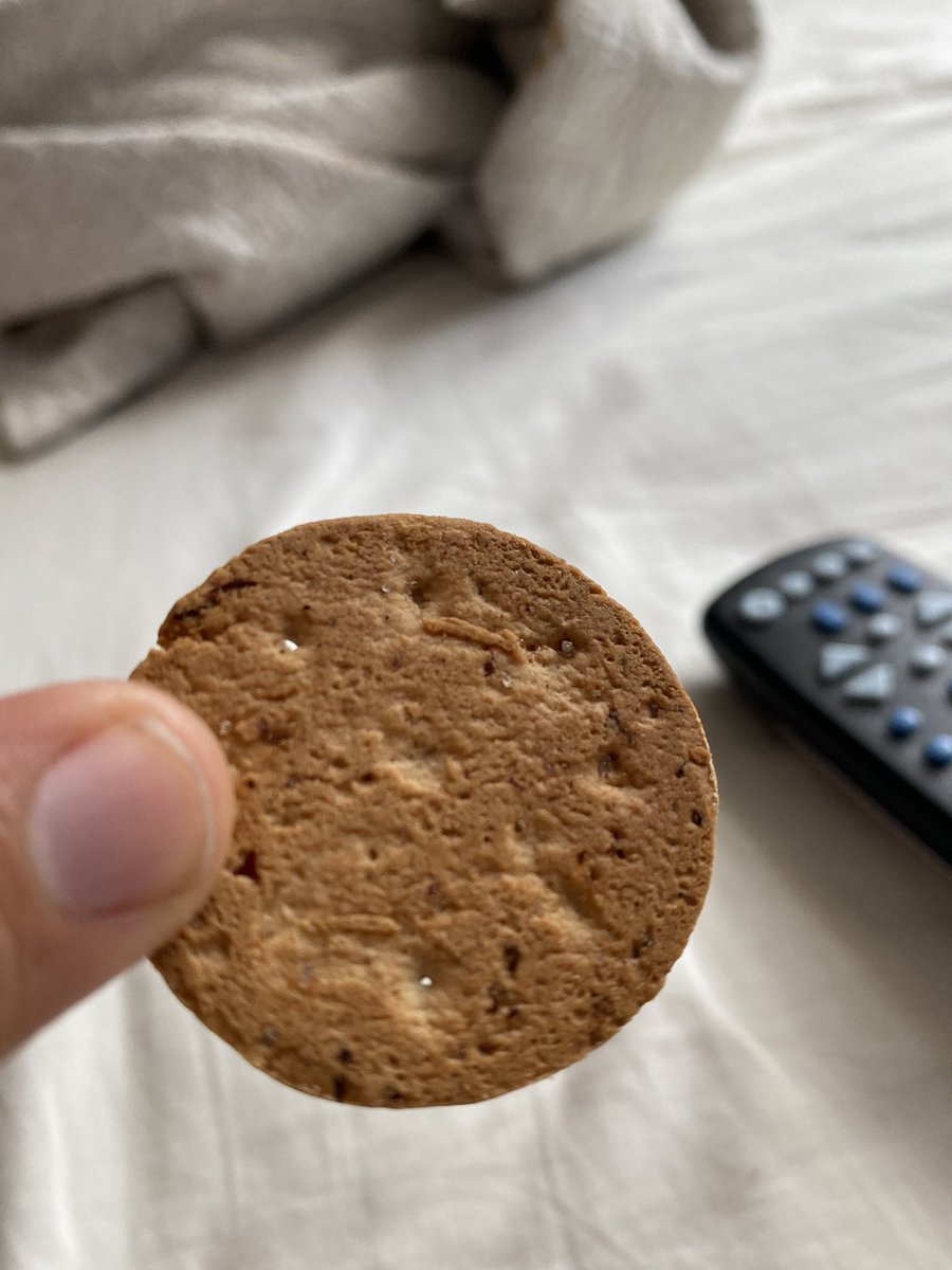 enriquessguit's tweet photo. Se me antojaron las clásicas galletas de pasitas Pascual y las pasitas brillaron por su ausencia. Recuerdo como habían buenos trozos cuando las hacían bien 😡. #fail #fallototal https://t.co/MVkOzUO2LR