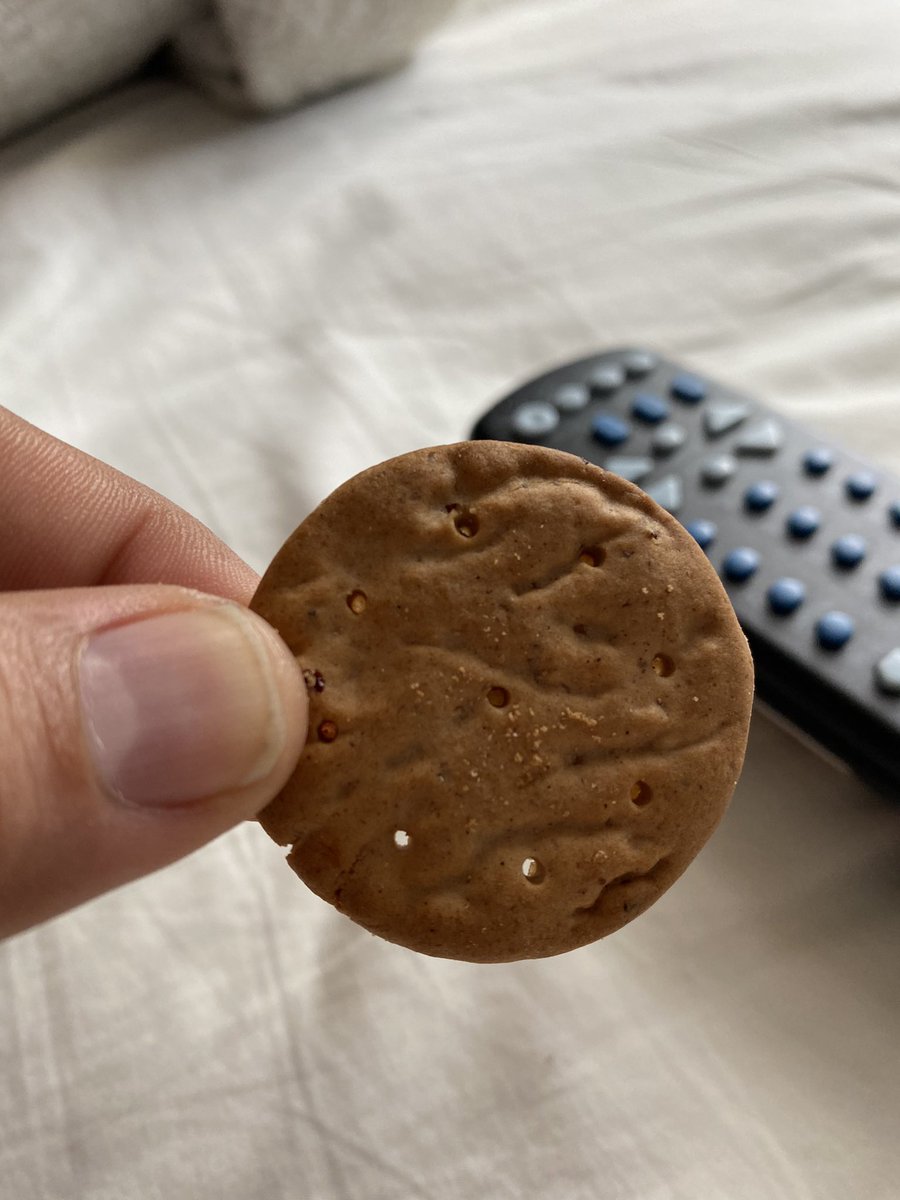 enriquessguit's tweet photo. Se me antojaron las clásicas galletas de pasitas Pascual y las pasitas brillaron por su ausencia. Recuerdo como habían buenos trozos cuando las hacían bien 😡. #fail #fallototal https://t.co/MVkOzUO2LR