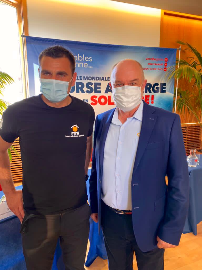 DamienGuillou_'s tweet photo. 🤩 Belles rencontres pour Damien aujourd’hui @lessables ! Jean-Luc Van Den Heede, vainqueur en titre de la @ggr2018official et Don McIntyre, organisateur de ce tour du monde ⛵️
#GGR2022 #LesSables #TeamPRB https://t.co/eftI10luMr