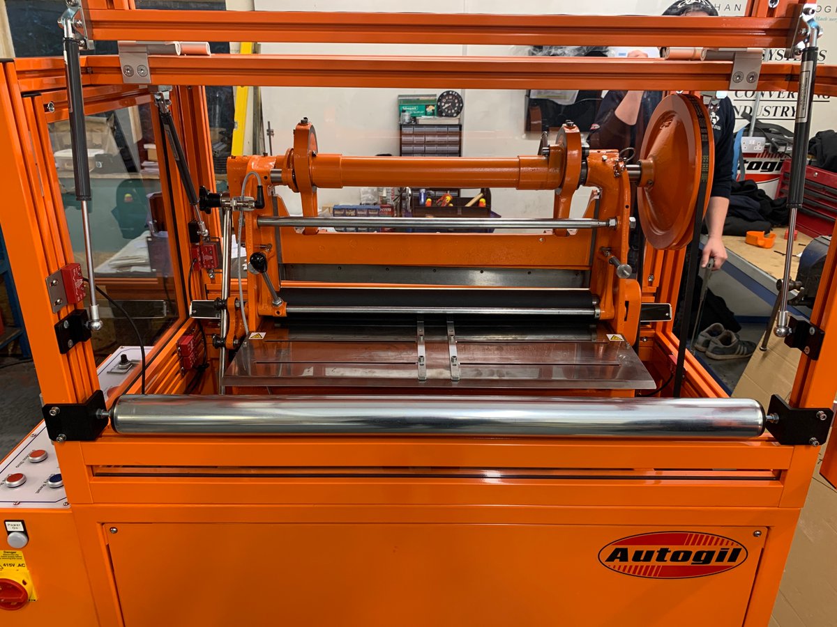 HanburyAutogil's tweet image. The latest machine out the doors is one of our smaller machines, it may be small, but it’s mighty!!!

This is our 24” Type EL Guillotine.

hanbury-autogil.co.uk

#guillotine #machine #packagingproduction #engineering #engineeringdreams #electricalengineer #mechaincalengineering