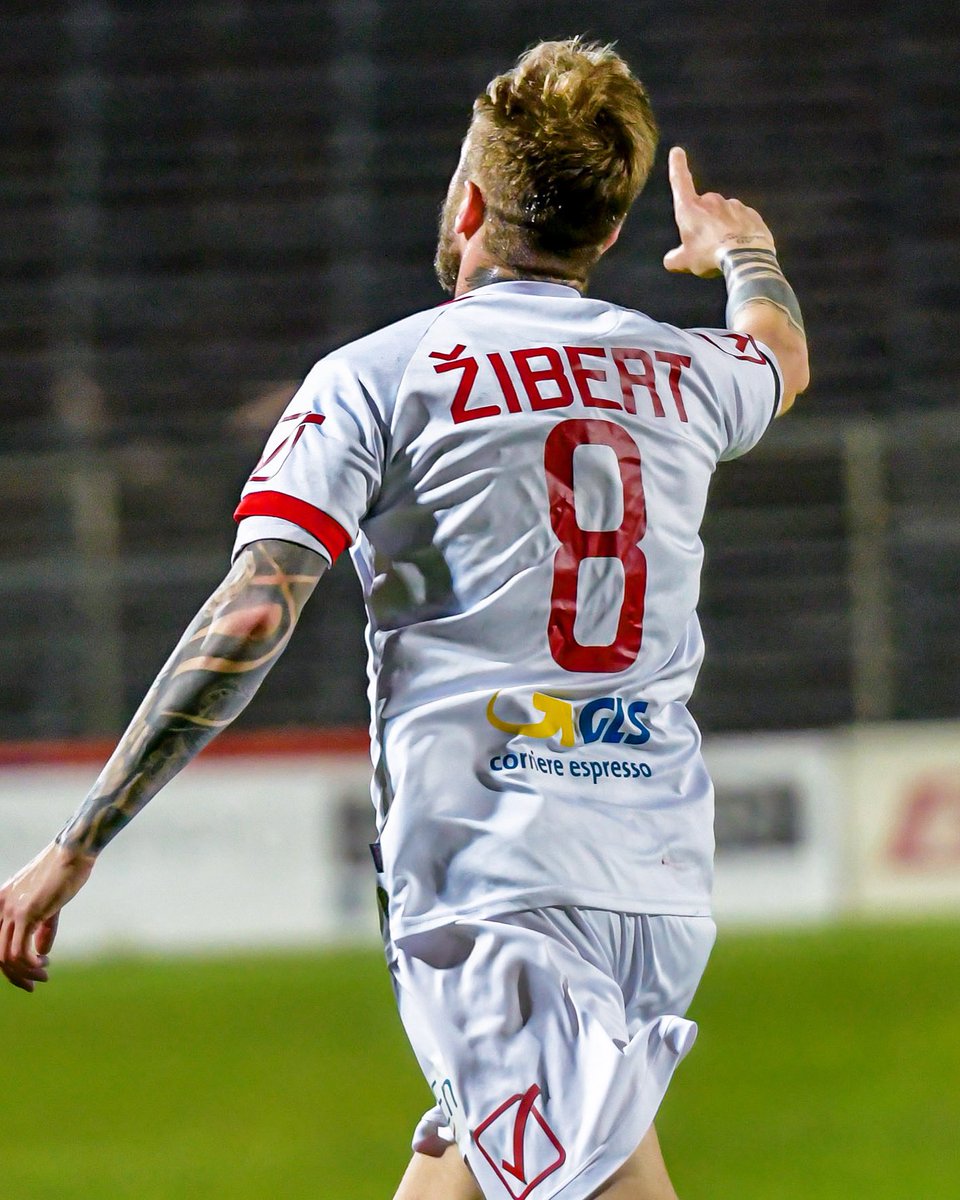 mantova1911's tweet photo. Il nostro 8️⃣volante ✈️❤️
Contro la #VirtusVerona è arrivata la seconda doppietta stagionale per Urban #Zibert 😎
#ForzaMantova #Mantova1911 #ilNostroCammino https://t.co/gOyiXSdjMM
