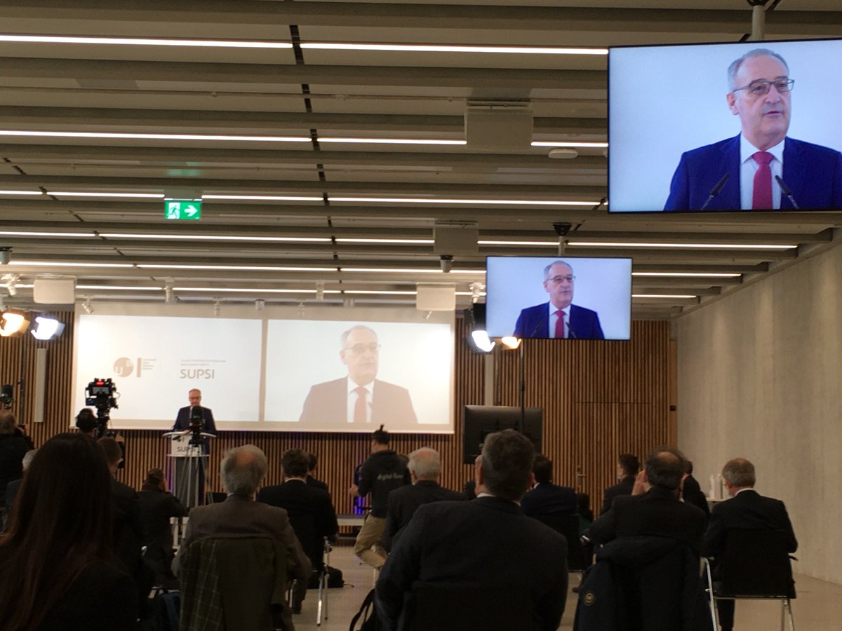 USI_university's tweet photo. Si conclude con un pensiero e un invito a "stringere i denti"💪 a #studentesse e #studenti in formazione #online l'intervento del Presidente della Confederazione Guy Parmelin @ParmelinG in occasione della #cerimonia di #inaugurazione del #CampusEst

#USI25 #USIsU #CampusEst https://t.co/44IWHKiWJP