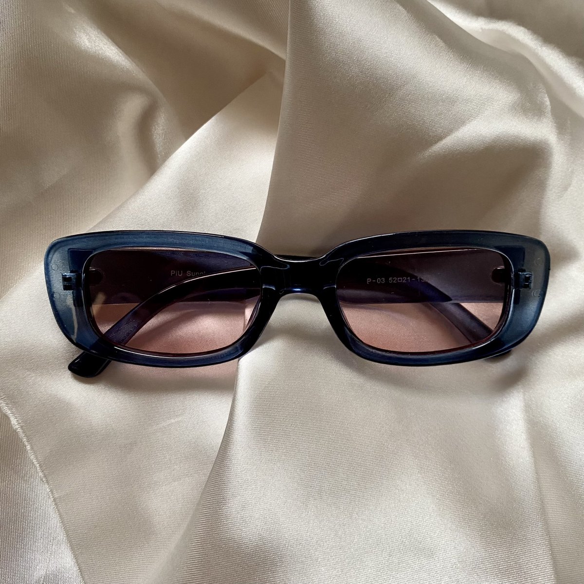 Gözlük koleksiyonumuz geldii ! ♥️ Aşık olma garantili ♥️
Oblong Serisinden Navy. 
Güneş ışınlarına karşı korumalıdır. 

zanoite.com/urun/lacivert-…