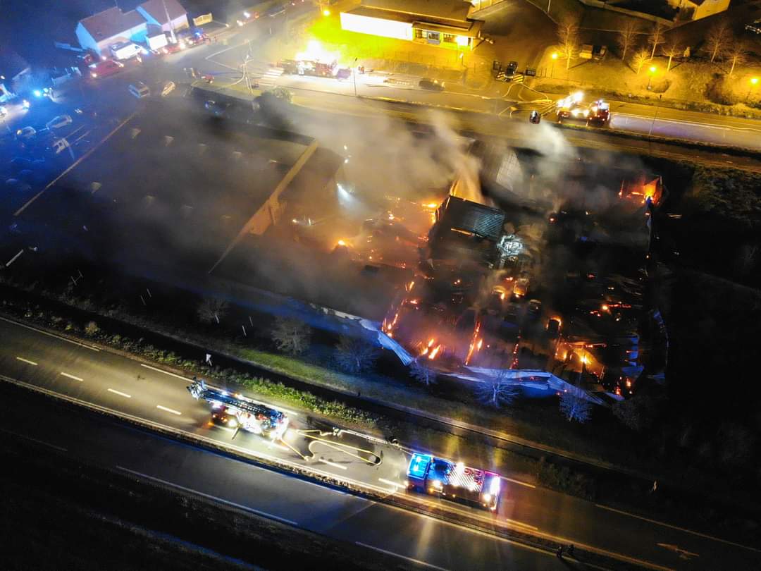 sdis37's tweet photo. Utilisation du #drone pour aide à la décision opérationnelle 👌🔥
✅ Bâtiments préservés
✅ Pollution évitée
✅ 40 véhicules sauvés
#pompiers #touraine
📸 : @Photographyfire - SDIS 37 https://t.co/12VvHOw06B