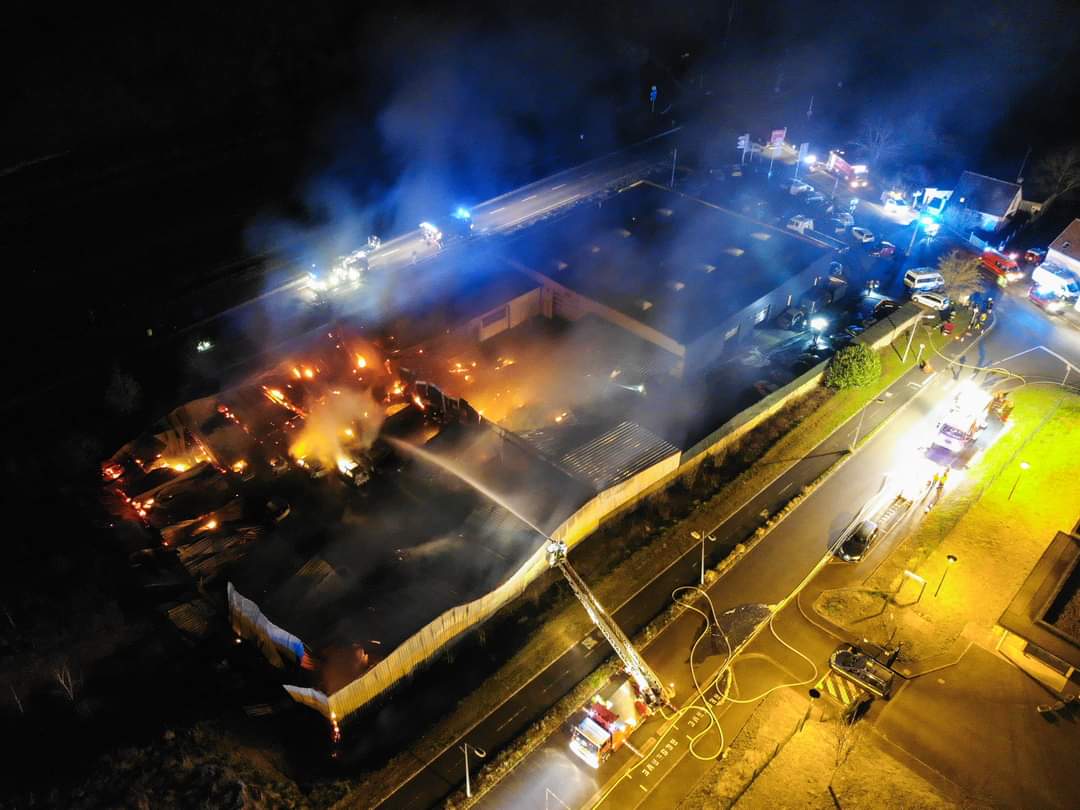 sdis37's tweet photo. Utilisation du #drone pour aide à la décision opérationnelle 👌🔥
✅ Bâtiments préservés
✅ Pollution évitée
✅ 40 véhicules sauvés
#pompiers #touraine
📸 : @Photographyfire - SDIS 37 https://t.co/12VvHOw06B