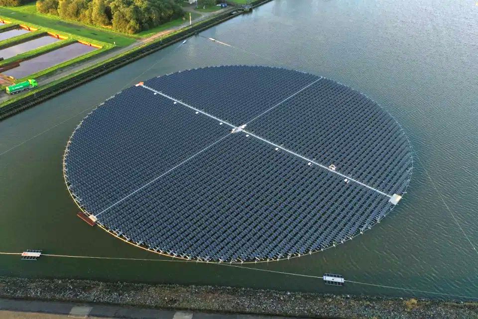 Zonne-atollen: pilot op de Marker Wadden?

Naar aanleiding van een motie van D66 en CDA komt er onderzoek of zonne-energie met drijvende zonnecellen eventueel op het IJsselmeer opgewekt kan worden. Meer info: ijsselmeervereniging.nl/2021/03/22/zon…