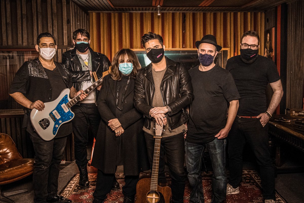 Onirama_band's tweet photo. Ξημερώνει…
… στου κόσμου όλου τις καρδιές
Το νέο single “Ξημερώνει”
Κυκλοφόρησε από τη Minos EMI / Universal σε παραγωγή YOLO Music
🎬YouTube Premiere @ 20:00 https://t.co/dAlrGLP9bj
🎧 Buy link: https://t.co/zq2Jj9rC4Z
#HarisAlexiou #ONIRAMA #Ximeroni https://t.co/czfURXsDUk