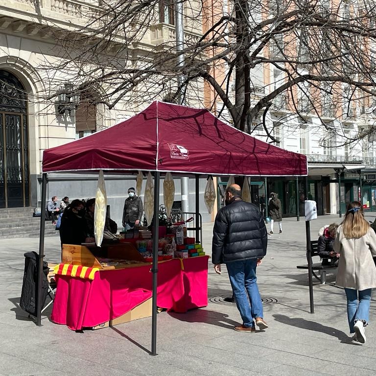 terceroles's tweet photo. A pesar de la situación, poco a poco vamos recuperando nuestras tradiciones. Una alegría poder ver de nuevo un puesto de venta de palmas los días previos al Domingo de Ramos. #SemanaSantaZGZ #PlazaEspaña https://t.co/q80qEp98bH