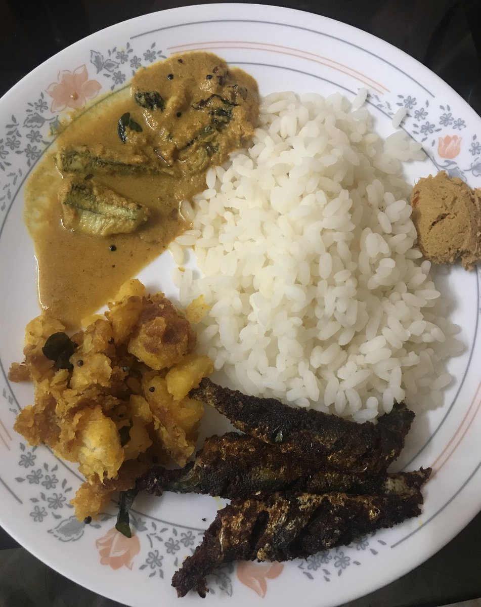 ardramaanasam's tweet photo. All things nostalgia in a plate today.

• Chammanthi (coconut)
• Matthi Fry (sardines)
• Kappa Mezhukkupuratti (tapioca)
• Morashu Curry (needle fish?)

#ABCHomeFood https://t.co/0ic8ASDSwE