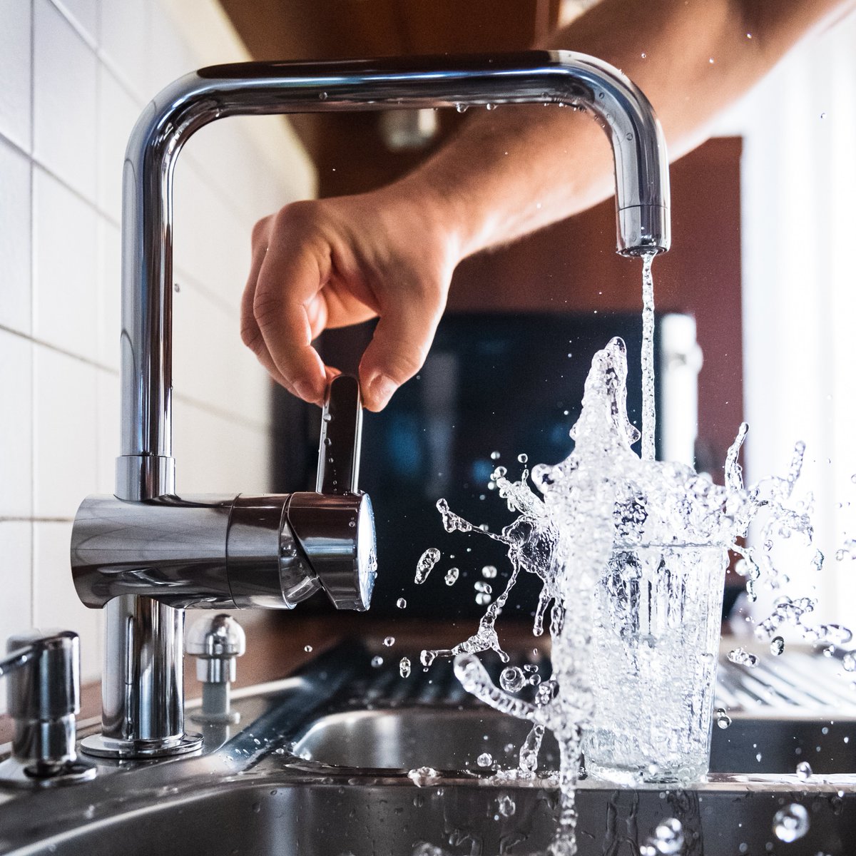 tudelftme's tweet photo. Today is #WorldWaterDay. Ivan Buijnsters @tudelft, focuses on purifying water with diamonds.‘It’s becoming increasingly difficult to purify water properly. Diamond electrodes have huge potential to remove contaminants from water in a highly targeted way.' https://t.co/3rIrQSTAl8 https://t.co/5Tc15lUxby