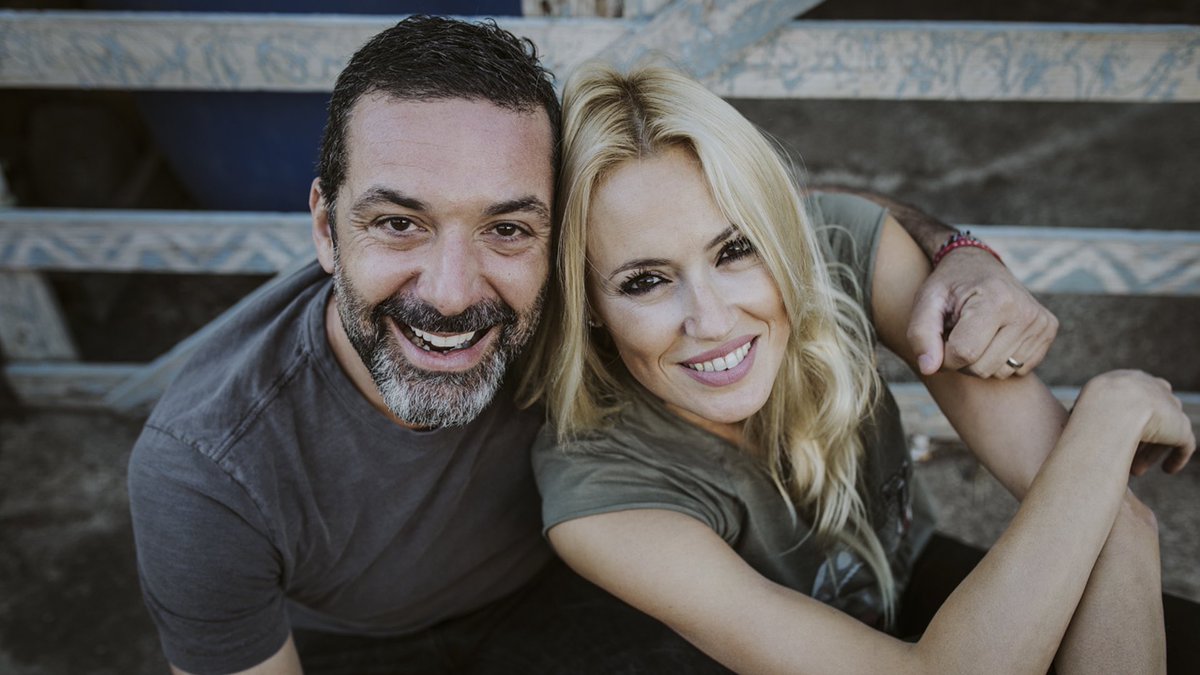 Estando_Contigo's tweet photo. Hoy tomamos la mano del dúo @Cerezuelanglada para sumergirnos en “Somos demasiados”, su increíble nueva historia musical. 💛
@Carolcerezuela
@JaimeAnglada
#AngladaCerezuela #CarolinaCerezuela #JaimeAnglada
@CMM_es https://t.co/3Fpdre1qEP