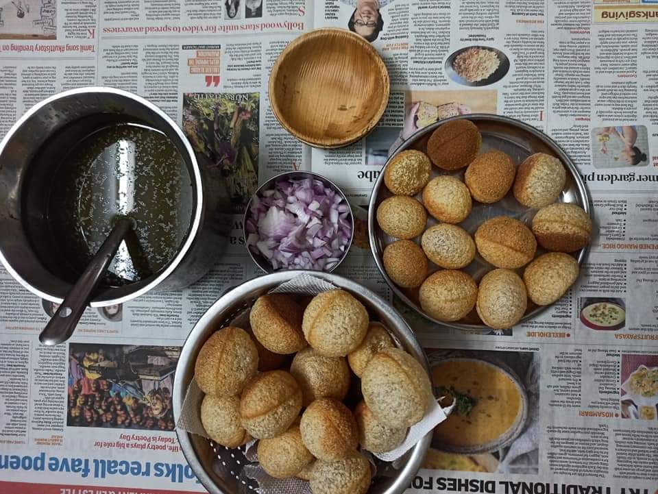 jagal_ganti's tweet photo. ಒಂದು ವರ್ಷದ ಹಿಂದೆ Lockdown Josh ನಲ್ಲಿ ಮನೆಯಲ್ಲಿ ತರಾವರಿ ಅಡುಗೆ ಮಾಡಿದ್ದೇ ಮಾಡಿದ್ದು.. 🤣 #oneyearback #homemadepanipuri https://t.co/qu8xSFeMTb