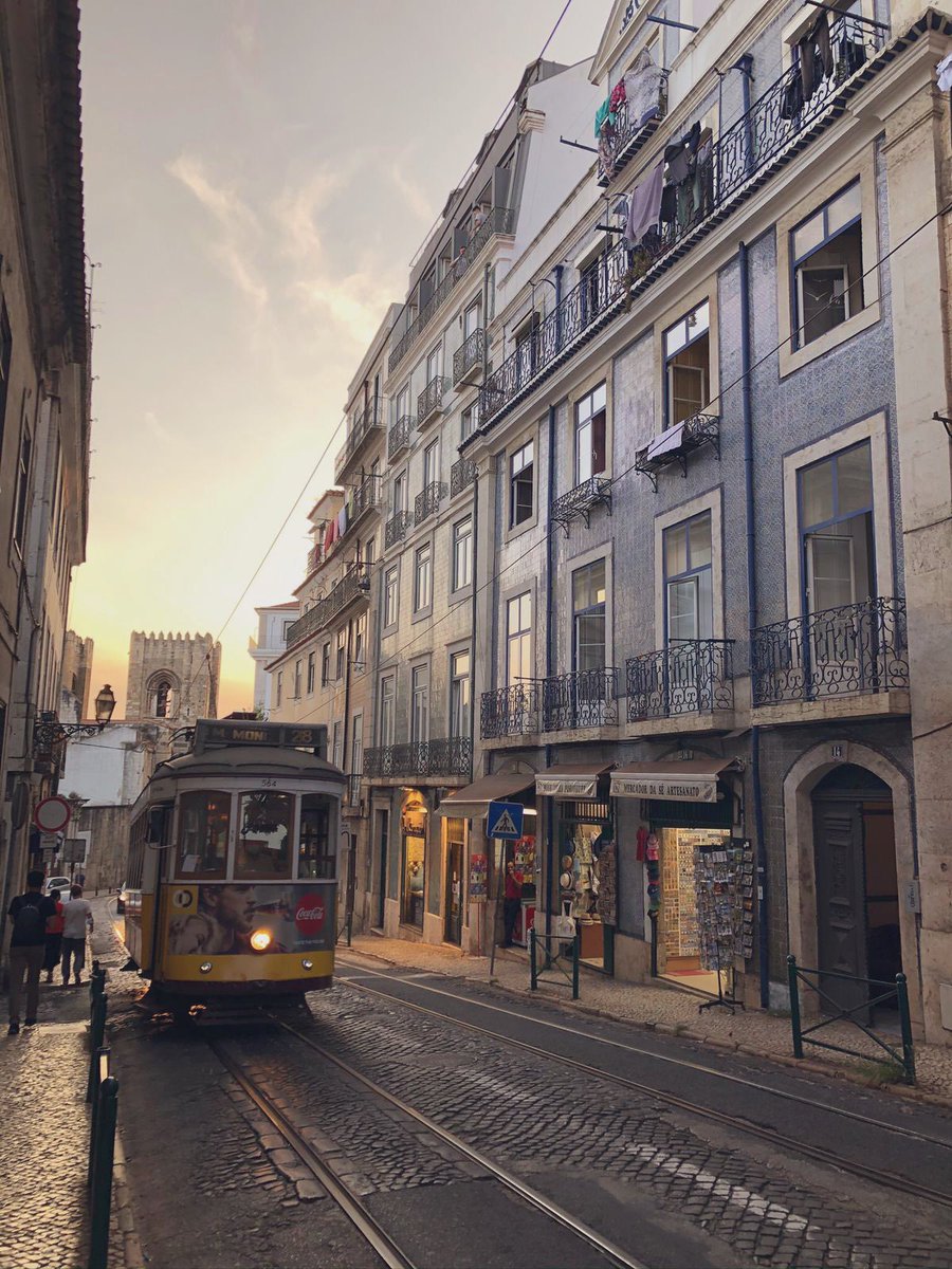 ExplorerLuiss's tweet photo. #oggi #22marzo vi portiamo a Lisböa, 
capitale del #Portogallo🇵🇹.
Ci siete mai stati?
Avete mai assaggiato uno dei suoi #dolci tipici, il #PasteisDeNata? https://t.co/RAiEGKOKTZ
