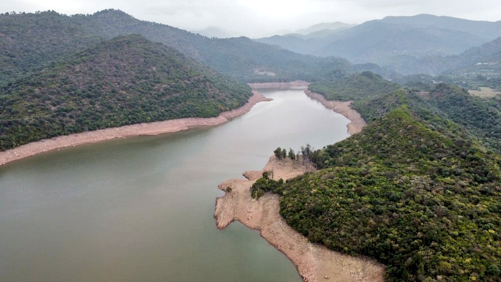 EcoVibeExplorer's tweet photo. Simly Dam (c. 1983), an 80 meters high earthen embankment dam on the Soan River and the largest reservoir of drinking water to people living in Islamabad, Pakistan. The dam is fed by melting snow &amp; natural springs of Murree hills. 
Credits: @BakhatNasr 
#WorldWaterDay #waterday https://t.co/9ySmV4rldM