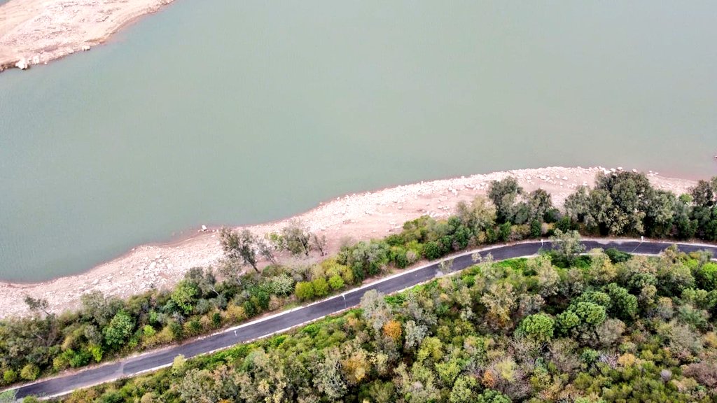EcoVibeExplorer's tweet photo. Simly Dam (c. 1983), an 80 meters high earthen embankment dam on the Soan River and the largest reservoir of drinking water to people living in Islamabad, Pakistan. The dam is fed by melting snow &amp; natural springs of Murree hills. 
Credits: @BakhatNasr 
#WorldWaterDay #waterday https://t.co/9ySmV4rldM