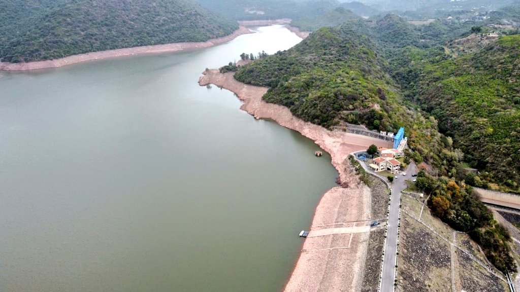 EcoVibeExplorer's tweet photo. Simly Dam (c. 1983), an 80 meters high earthen embankment dam on the Soan River and the largest reservoir of drinking water to people living in Islamabad, Pakistan. The dam is fed by melting snow &amp; natural springs of Murree hills. 
Credits: @BakhatNasr 
#WorldWaterDay #waterday https://t.co/9ySmV4rldM
