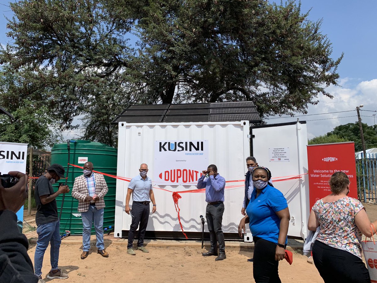 Murendi's tweet photo. Kusini partners with @DuPont_News to bring clean water and sanitation in Temba, Hamanskraal. 4,000 litres per hour solar powered, macadamia nut shell paired with a DuPont filtration membrane. https://t.co/Vgf8whviRR