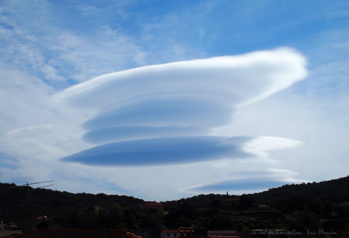 CielRoussillon's tweet photo. #lenticulaire / #Lenticularis dans #LecielduRoussillon 
#Albères #Vallespir #PyrénéesOrientales #France - 15 mars 2021 😍
 
@MeteoLanguedoc @Meteo_Pyrenees @Meteovilles @KeraunosObs @ExtremeMeteo @ThePhotoHour @severeweatherEU @StormchaserUKEU @meteofrance https://t.co/vMwN2nr90W