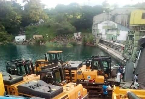 bikeko's tweet photo. #Tanganyka: les engins destinés à la construction de la nouvelle Cimenterie #Interlacs sont bel et bien arrivés à Kabila (60 km de Kalemie https://t.co/A5QwgkqTn3