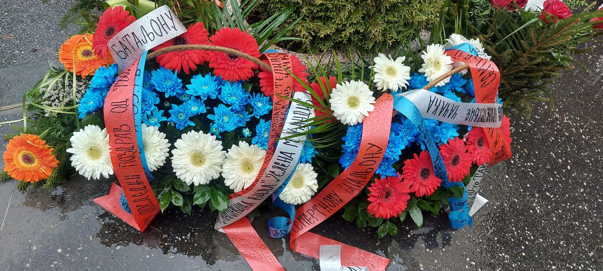 JelenaMKandic's tweet photo. Draga @sjaoming cc @BozidarDelic,
#Čačak prisutan na poslednjem ispraćaju našem dragom #AlbertAndiev iz herojske #549mtb.💂🏻♂️🌄💂🏼♀️
Vječnaja pamjat.🌹 https://t.co/zxoigpc1vm
