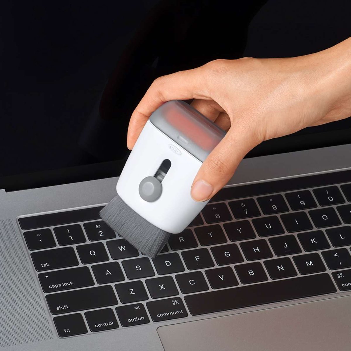 oxo_uk's tweet photo. Still working from home? Still tucking into lunch at your desk? Keep laptops and tablets free of crumbs, fingerprints, dust and debris with the Sweep &amp; Swipe Laptop Cleaner. #oxobetter https://t.co/Oic7Q2Z2uW