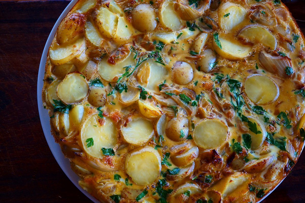 FoodWranglers's tweet photo. Potato onion and parsley tortilla #tortilla #recipe #vegetarian #foodie https://t.co/VWQILM0fIu