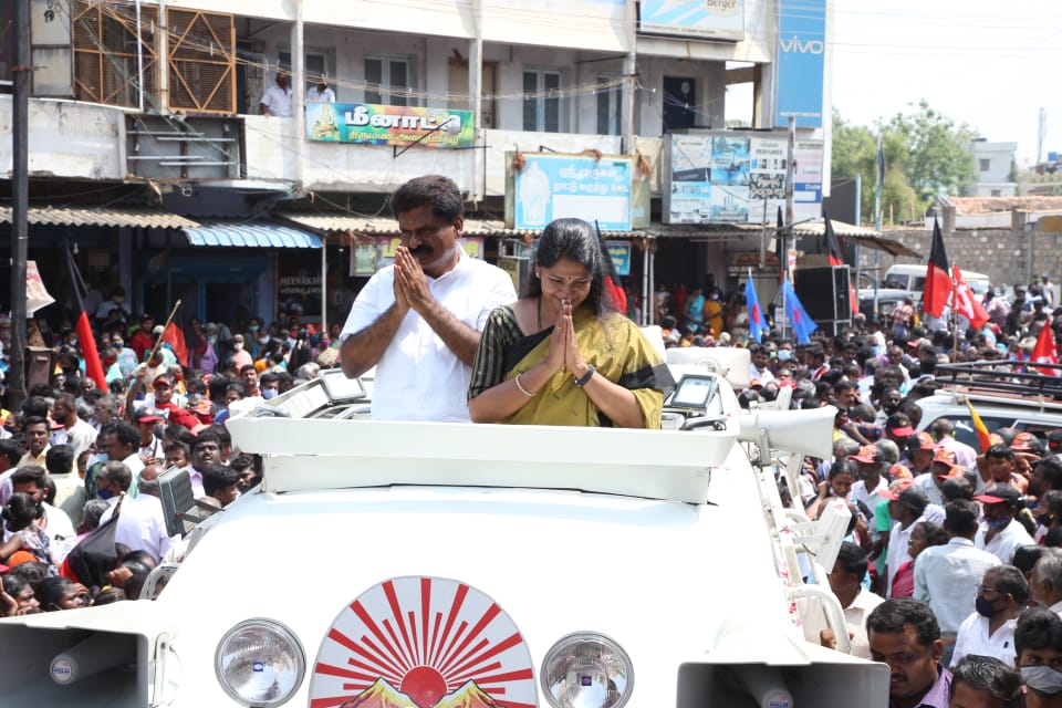ereswaranoffl's tweet photo. திருச்செங்கோடு அண்ணாசிலை பகுதியில் திமுக மகளிரணி  செயலாளர் திருமதி.கனிமொழி MP அவர்கள் என்னை ஆதரித்து உதயசூரியனுக்கு வாக்குகள் கேட்டு பிரச்சாரம் செய்த போது..!
#VoteForDMK #Tiruchengode
#ereswaran4tiruchengode https://t.co/LrVxkj1oBI