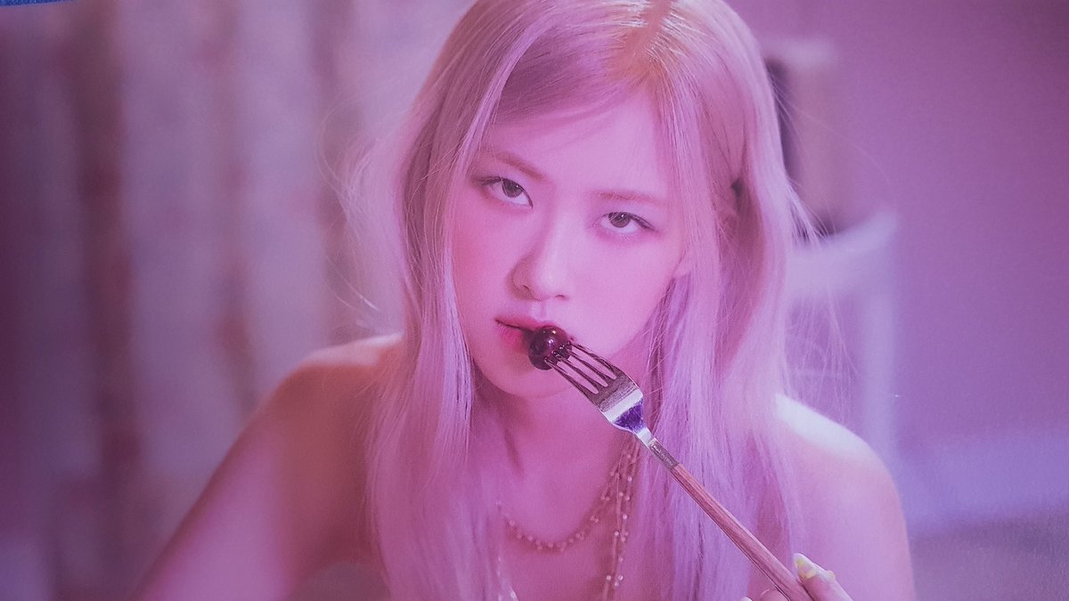 rosé pics tweet media