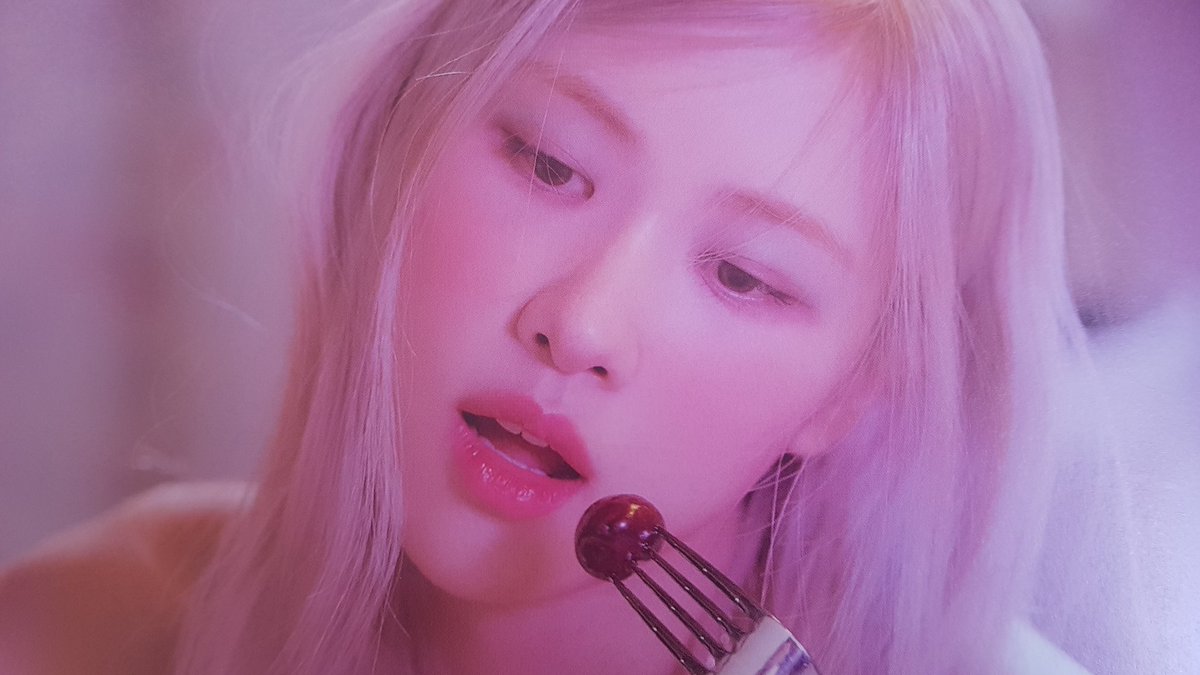 rosé pics tweet media
