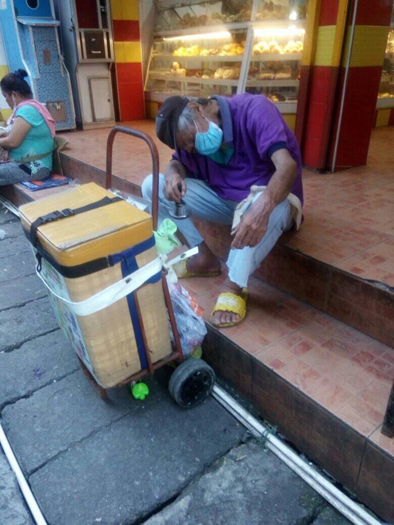 krizzy_kalerqui's tweet photo. DDS: “Labas kasi nang labas kaya dumadami ang nagkakaroon ng covid. Ang titigas ng ulo.”

-Eh palibhasa yung presidente tulog lang nang tulog. Hindi pinoproblema ang kakainin. Isang araw na nga lang kada linggo magtrabaho palpak pa kaya nagkanda leche leche ang Pilipinas! 🙄 https://t.co/RwQzEXvyIZ