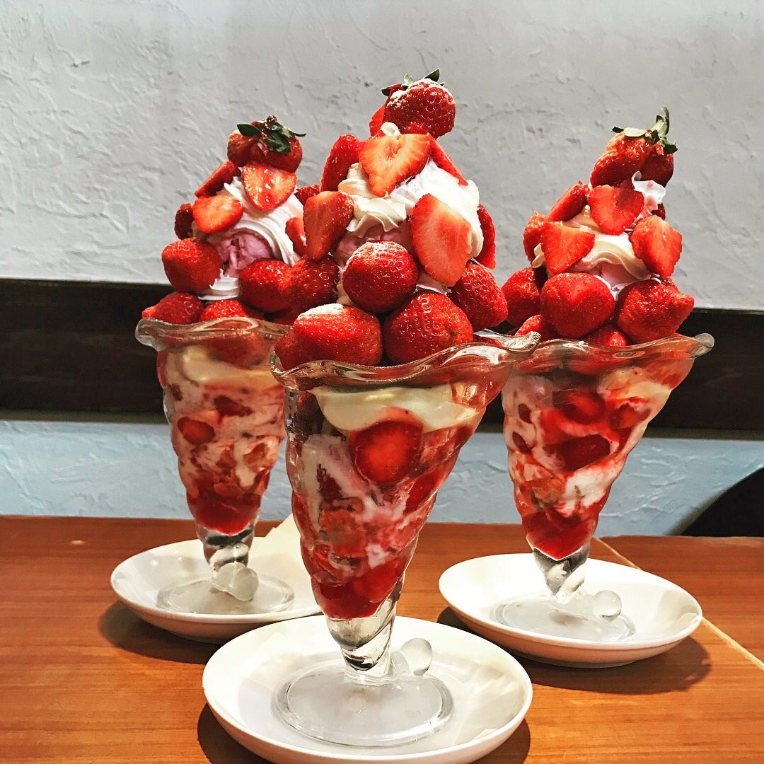 saijyo_sweets's tweet photo. 関西に展開しているお店「ARROW TREE」で期間限定で食べられる、あまおうイチゴを2パックも使用したパフェ「あまおうKING」✨ https://t.co/Iyb6UETasj