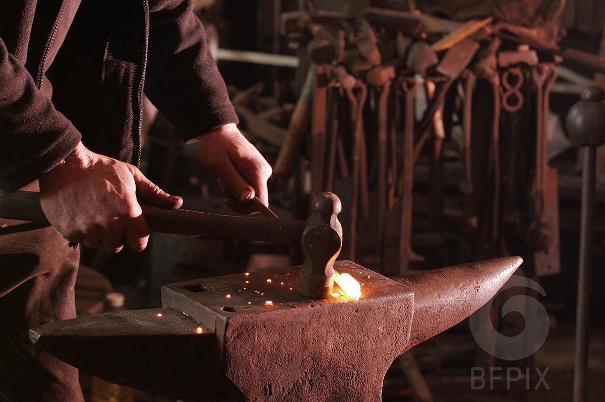 bfpix's tweet photo. From a project I photographed and wrote, whilst doing my NCTJ's in 2007 of blacksmith Rudi Holmes. He's become a good friend over the years, it must be that he's down to earth too. #pressphoto #commercialphotographer #Advertising #redgel https://t.co/HcIFnv1itM