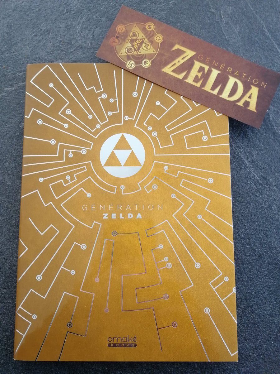 Strygea's tweet photo. Nouvel arrivage en avance, que c'est kiffant !
Merci @omakebooks et GG @FlorentGorgesFR pour ce livre ! 😎👍
#GenerationZelda #Zelda35 https://t.co/yz5LbuCAI5
