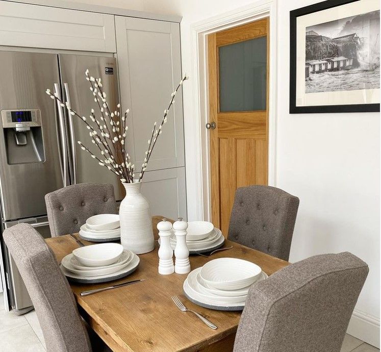 DeantaUK's tweet photo. We love the use of a neutral colour pallet to really draw attention to the oak dining table, and our obscure glazed Cambridge door, making the natural colour of the wood a real feature of the room.

#CambridgeDoors #InternalDoors #InteriorDoors #OakDoors #Deanta https://t.co/kfmA5kg6fx
