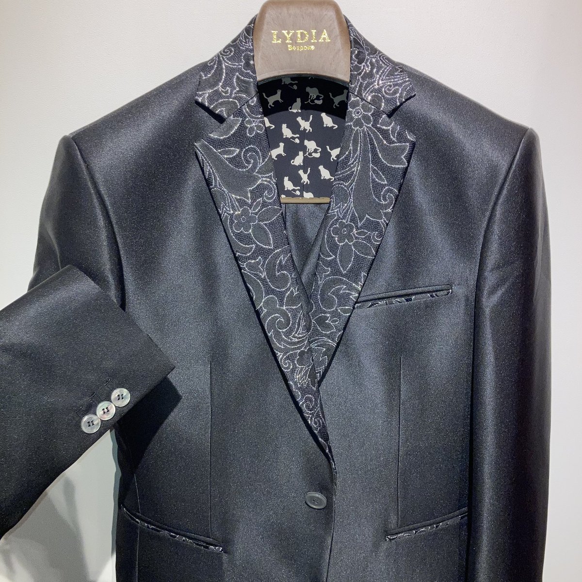 Lydia大阪くん 仮 オーダースーツ ラペル部分だけカラーチェンジをした ホワイトスーツ ホワイト1色よりも締まった印象になりますよ ホスト スーツ イケメン 衣装 コスプレ