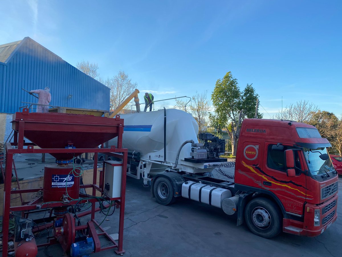 CirtecCT's tweet photo. New week, new challenges! 👏
We have started providing #RARx to the CV-35 roadworks in collaboration with our colleagues @SomosSacyr
This morning the first tanker truck has been loaded, now it is on the road!
#CircularEconomy #ModifiedBitumen #Sustainability https://t.co/BdRvlJhxx2