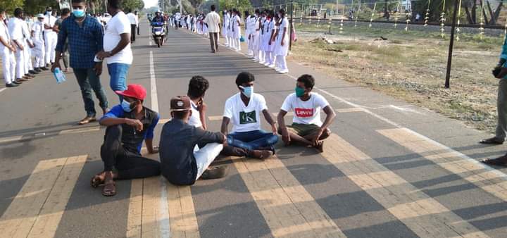 AsfakAkbar's tweet photo. #SriLankan
@mahinda முடிவுகள் கொடுக்கப்பட வேண்டிய ஒரு போராட்டம் மனிதர்களின் உயிர்களை காவு கொள்ளக்கூடிய பாதுகாப்பற்ற இவ்வாறான புகையிரதப் பாதைகள் சரியான முறையில் நிர்மாணிக்கப்பட்டு பாதுகாப்பு வளையங்கள் அடைக்கப்பட வேண்டும் இது அரசாங்கத்தின் கவனத்திற்கு https://t.co/RBL6OxUrtC