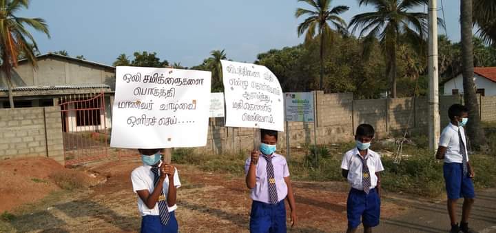 AsfakAkbar's tweet photo. #SriLankan
@mahinda முடிவுகள் கொடுக்கப்பட வேண்டிய ஒரு போராட்டம் மனிதர்களின் உயிர்களை காவு கொள்ளக்கூடிய பாதுகாப்பற்ற இவ்வாறான புகையிரதப் பாதைகள் சரியான முறையில் நிர்மாணிக்கப்பட்டு பாதுகாப்பு வளையங்கள் அடைக்கப்பட வேண்டும் இது அரசாங்கத்தின் கவனத்திற்கு https://t.co/RBL6OxUrtC