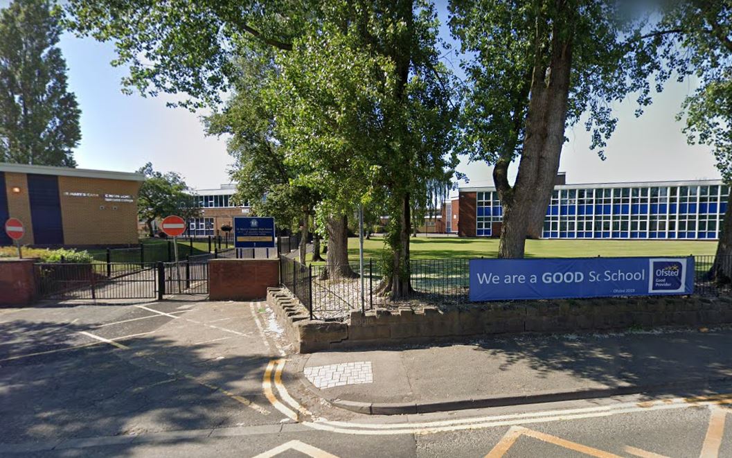 familymanc's tweet photo. Only one year group left at high school amid Covid cases. School bosses will today 'consider the expert advice' on how to limit further spread of the virus
https://t.co/1pXnsKpzvn https://t.co/kaweySCExl
