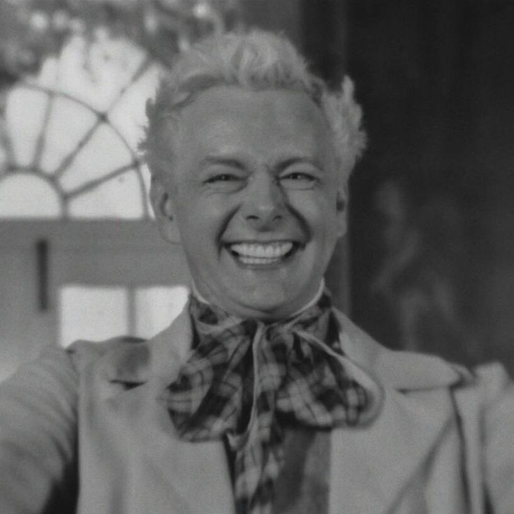 Aziraphale dans Good Omens (lui c'est flippant comment on est pareils)