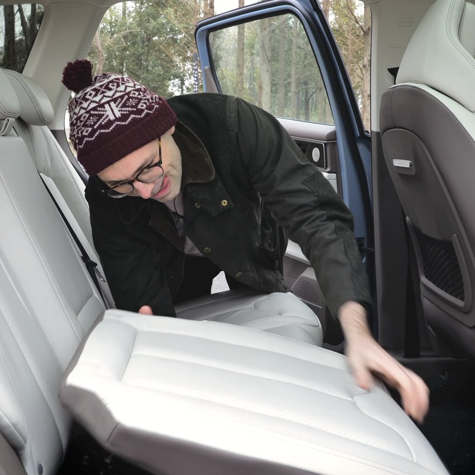 EVUKexpert's tweet image. 📸@FullyChargedShow - always here to make your Monday's a lil' brighter ⛅️😋

Here's another fun #CaptionThis post - taken from our AiWays U5 episode (11 March)

Hosted by our east-asia correspondent @ElliotChina!

#CaptionNeeded #CaptionComp #CaptionContest