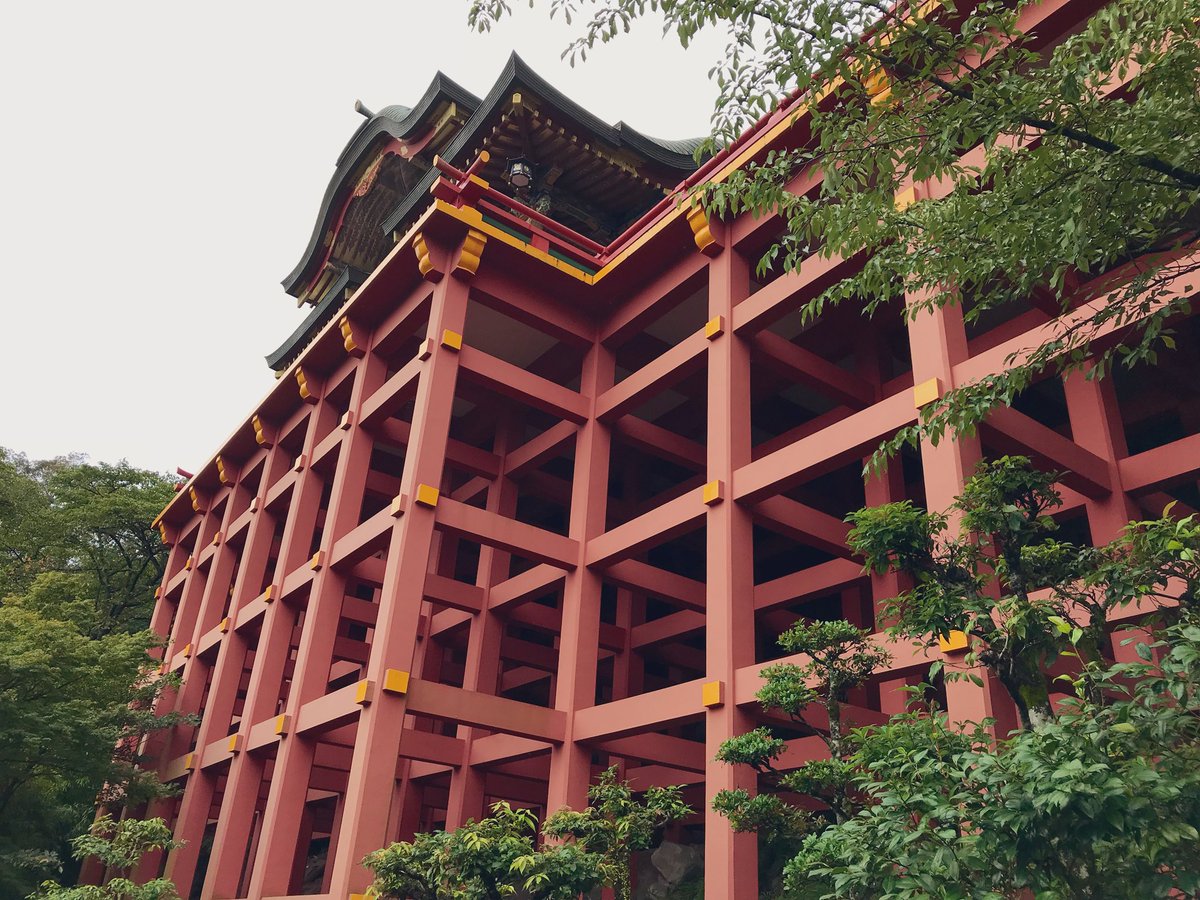 祐徳稲荷神社(佐賀県鹿島市)
社格は県社
三大稲荷に数えられる
祭神は倉稲魂大神、大宮売大神、猿田彦大神、神令使命婦大神、萬媛命
後陽成天皇の孫・左大臣花山院定好の娘の萬子媛が、朝廷の勅願所であった稲荷大神の御分霊を勧請したことに由来
貞享4年(1687年)、石壁山に社殿を建立 