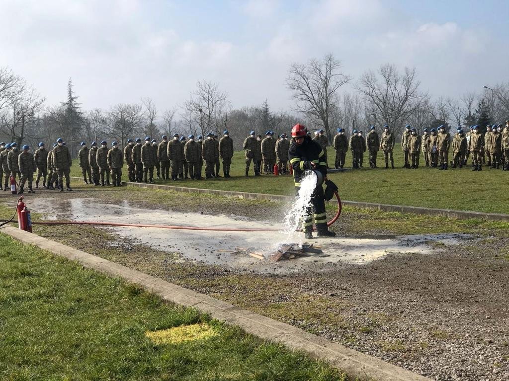 tcsavunma's tweet photo. 7’nci Komando Tugayı Kandıra Komutan Yardımcılığımız tarafından Kocaeli Büyükşehir Belediyesi Kandıra İtfaiye Gruplar Amirliği ile koordineli olarak “Yangın Tatbikatı’’ icra edildi.
#MSB #TSK https://t.co/EQfx54RRkf