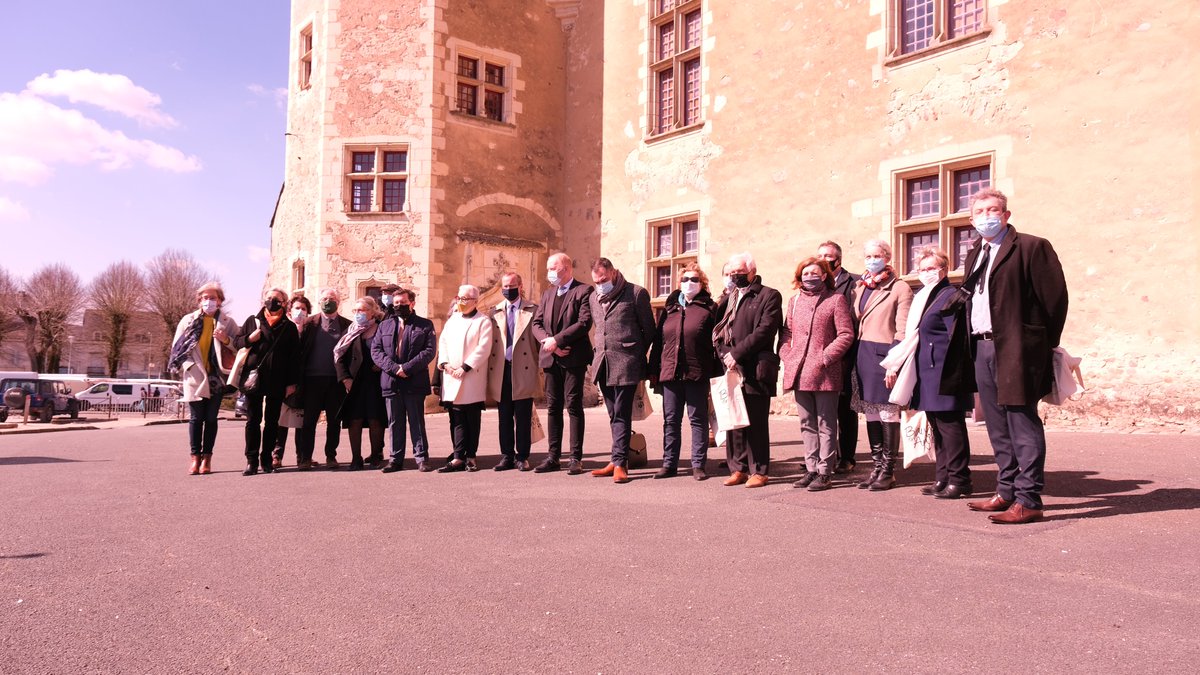 baugeenanjou's tweet photo. #BaugeEnAnjou #petitescitesdecaractere Retour sur la visite de @FrancoiseGatel sur le thème du "Patrimoine et citoyenneté". Son itv sur les fondements de @FrancePcc, et le devenir des Petites Cités de Caractère comme Baugé. Ici 👉https://t.co/vK5f9N8yBT https://t.co/LmqfyKoZmj