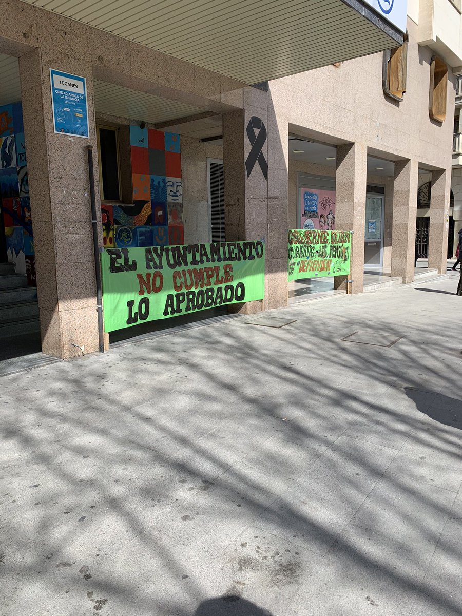 Como cada lunes desde #ULEG estamos apoyando a los pensionistas que se concentran en la Plaza España de #Leganés defendiendo unas pensiones dignas para las personas mayores. #ULEG con el tejido social. #SentimosLeganés #SiempreLeganés
